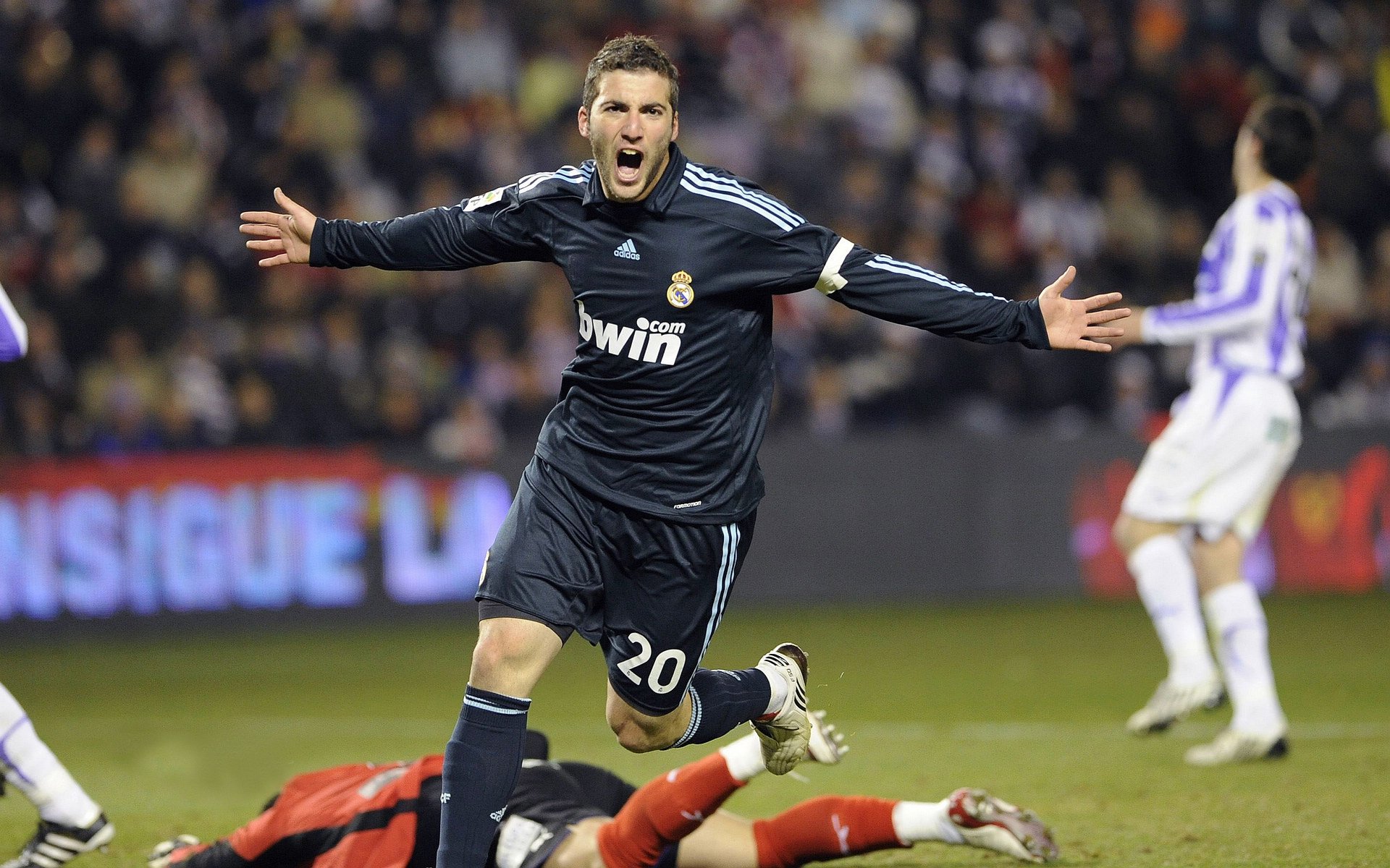 开云下载-欧冠淘汰赛的利拉德时刻，当个人英雄主义跨越绿茵边界