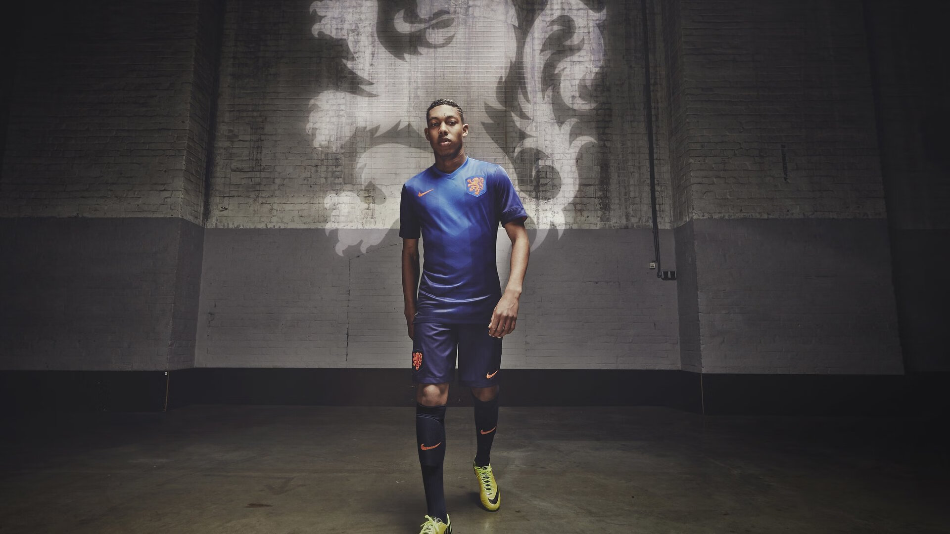 死神镰刀再度出鞘!莱万双响终结悬念,年度焦点战被他踩成独角戏